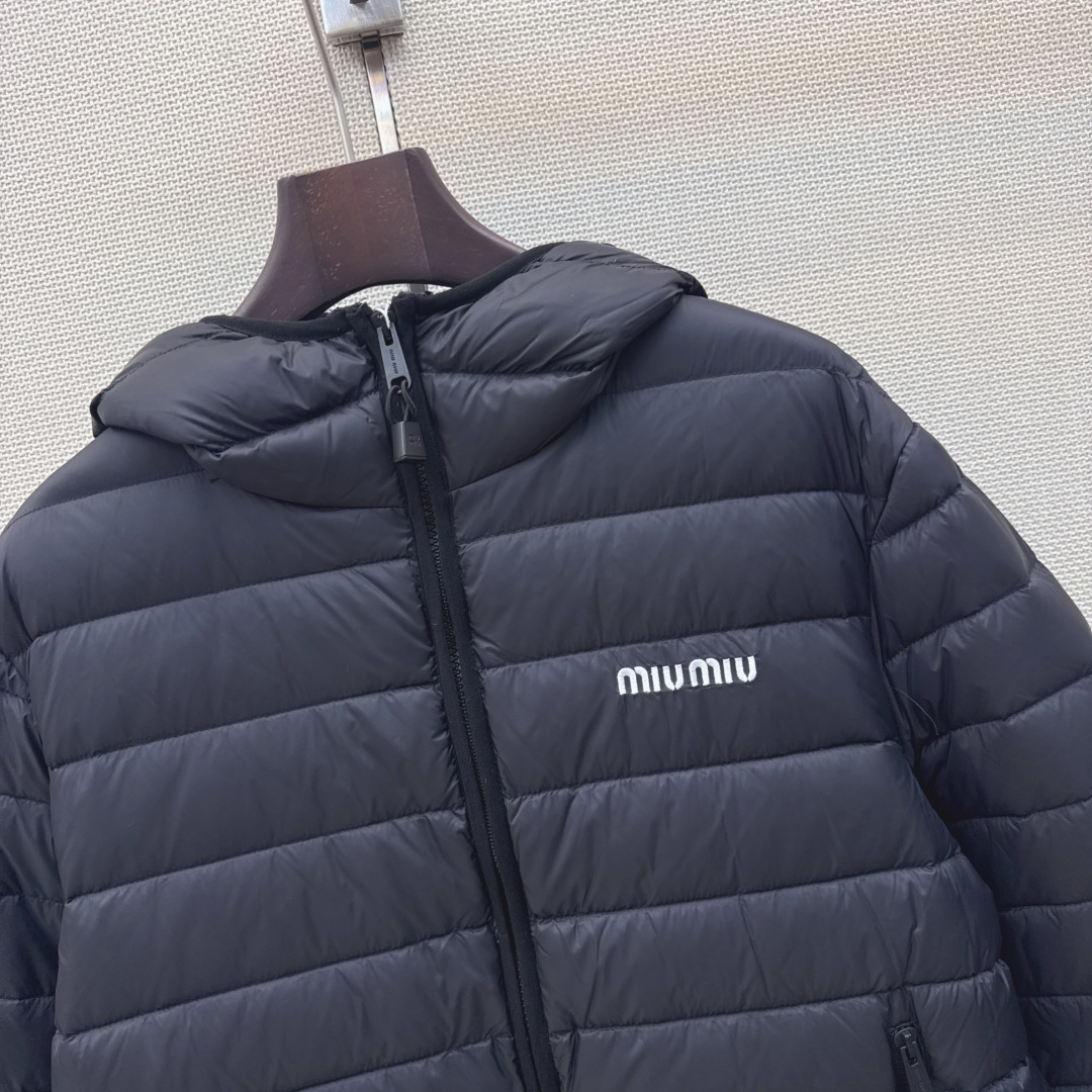 Miu 26Ss———秋冬最新款轻薄连帽羽绒外套🤍定制开发五金配件所有细节处理全面到位 微宽松连帽版型剪裁上身效果超赞 Miu 26Ss———秋冬最新款轻薄连帽羽绒外套🤍定制开发五金配件所有细节处理全面到位 微宽松连帽版型剪裁上身效果超赞