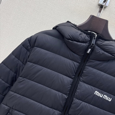 Miu 26Ss———秋冬最新款轻薄连帽羽绒外套🤍定制开发五金配件所有细节处理全面到位 微宽松连帽版型剪裁上身效果超赞 Miu 26Ss———秋冬最新款轻薄连帽羽绒外套🤍定制开发五金配件所有细节处理全面到位 微宽松连帽版型剪裁上身效果超赞