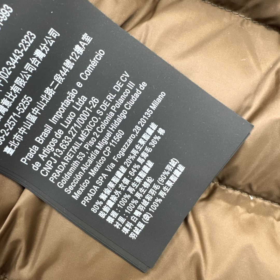 Miu 26Ss———秋冬最新款轻薄连帽羽绒外套🤍定制开发五金配件所有细节处理全面到位 微宽松连帽版型剪裁上身效果超赞 