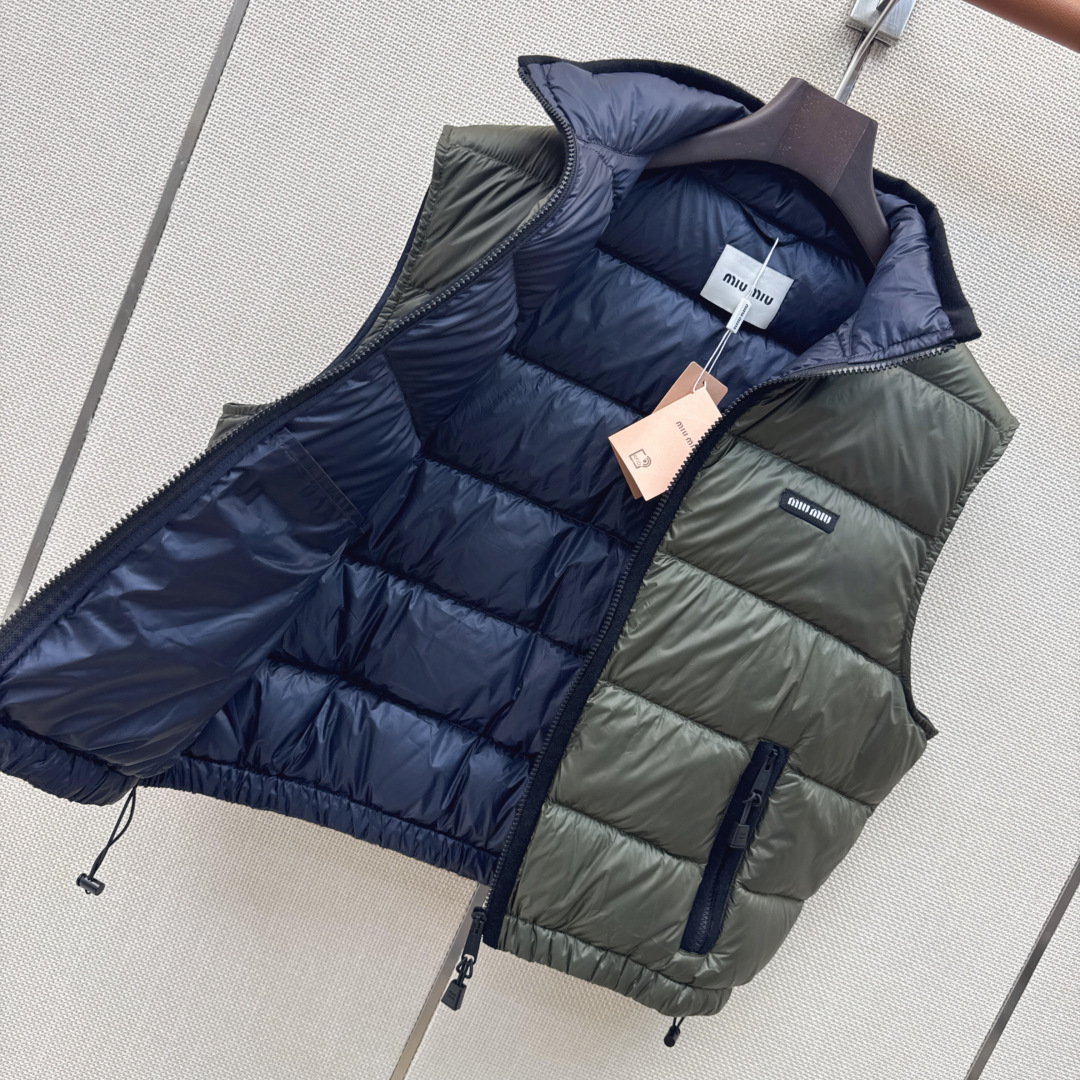 Miu 26Ss———秋冬最新款立领马甲羽绒外套🤍定制开发五金配件所有细节处理全面到位 微宽松连帽版型剪裁上身效果超赞 