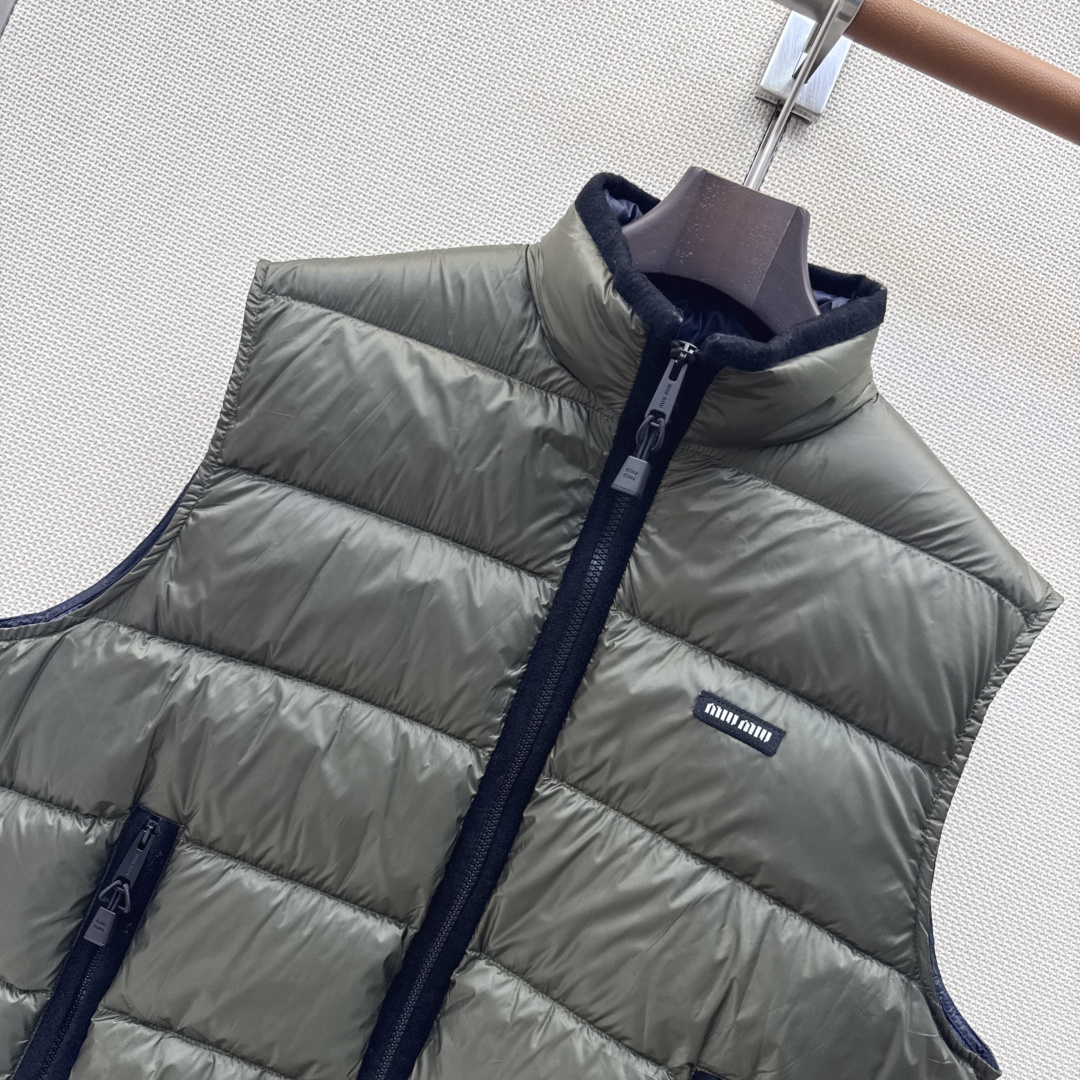Miu 26Ss———秋冬最新款立领马甲羽绒外套🤍定制开发五金配件所有细节处理全面到位 微宽松连帽版型剪裁上身效果超赞 
