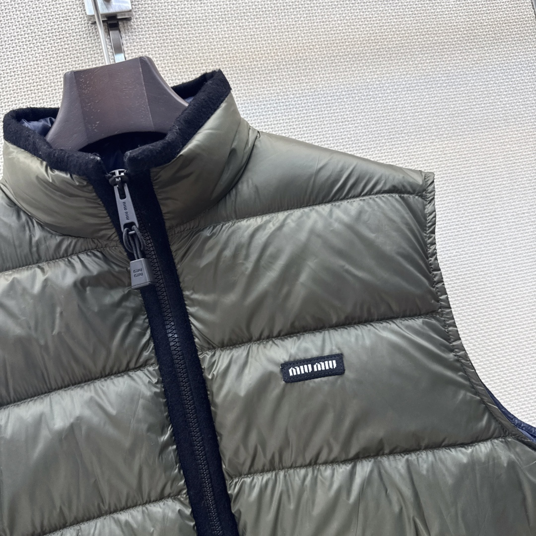Miu 26Ss———秋冬最新款立领马甲羽绒外套🤍定制开发五金配件所有细节处理全面到位 微宽松连帽版型剪裁上身效果超赞 