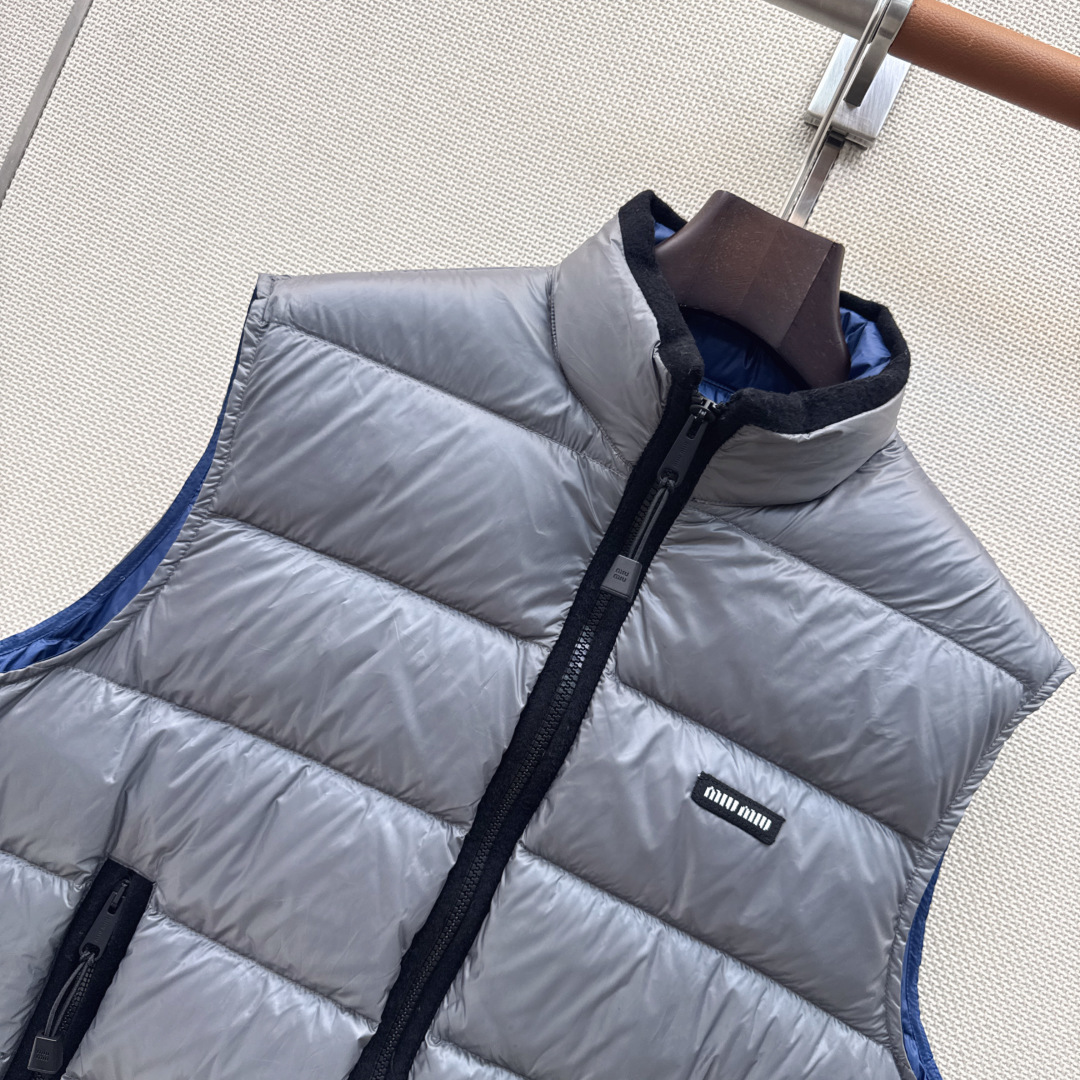 Miu 26Ss———秋冬最新款立领马甲羽绒外套🤍定制开发五金配件所有细节处理全面到位 微宽松连帽版型剪裁上身效果超赞 