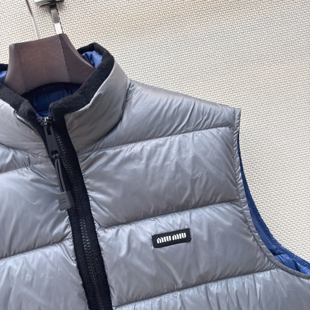 Miu 26Ss———秋冬最新款立领马甲羽绒外套🤍定制开发五金配件所有细节处理全面到位 微宽松连帽版型剪裁上身效果超赞 