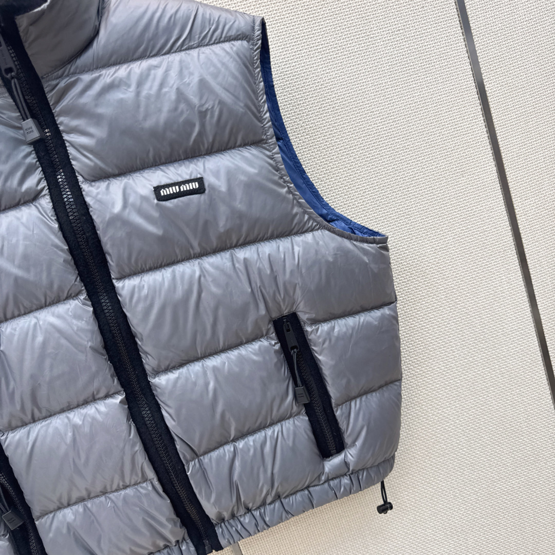 Miu 26Ss———秋冬最新款立领马甲羽绒外套🤍定制开发五金配件所有细节处理全面到位 微宽松连帽版型剪裁上身效果超赞 