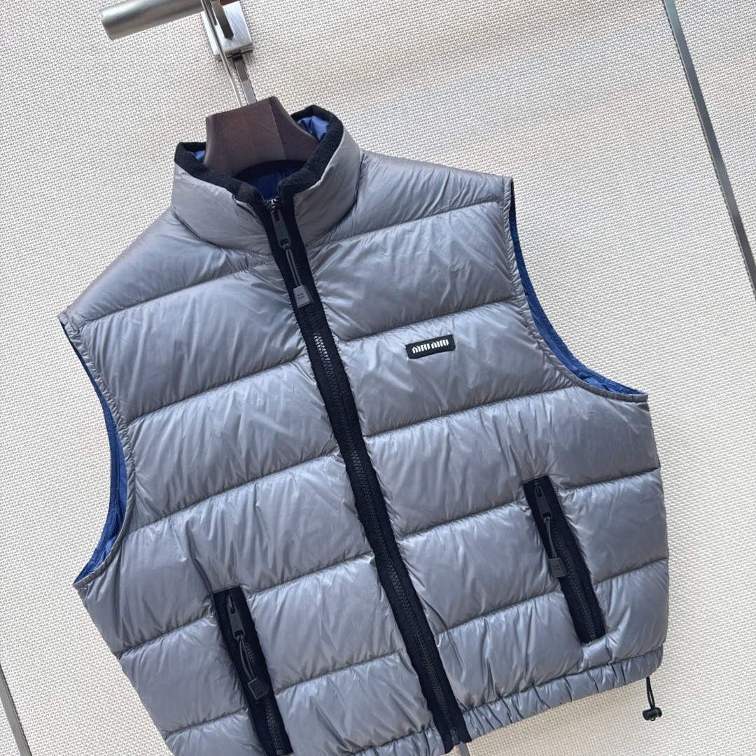 Miu 26Ss———秋冬最新款立领马甲羽绒外套🤍定制开发五金配件所有细节处理全面到位 微宽松连帽版型剪裁上身效果超赞 