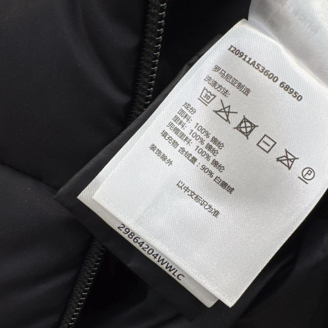 Mc 26Ss————秋冬最新款连帽双口袋羽绒服外套🤍 定制进口防风环保再生尼龙材质 白鹅绒填充内里 整件轻盈保暖 手臂