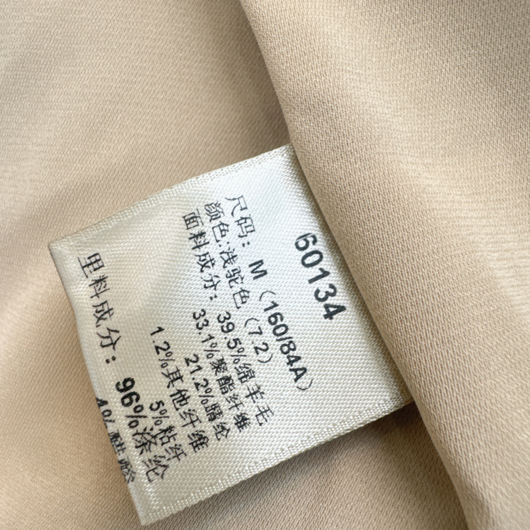 精致优雅 C家 26Ss————秋冬最新款四口袋装饰圆领编织外套 🤎这样高级优雅的编织外套绝对值得收藏 经典的箱型剪裁 