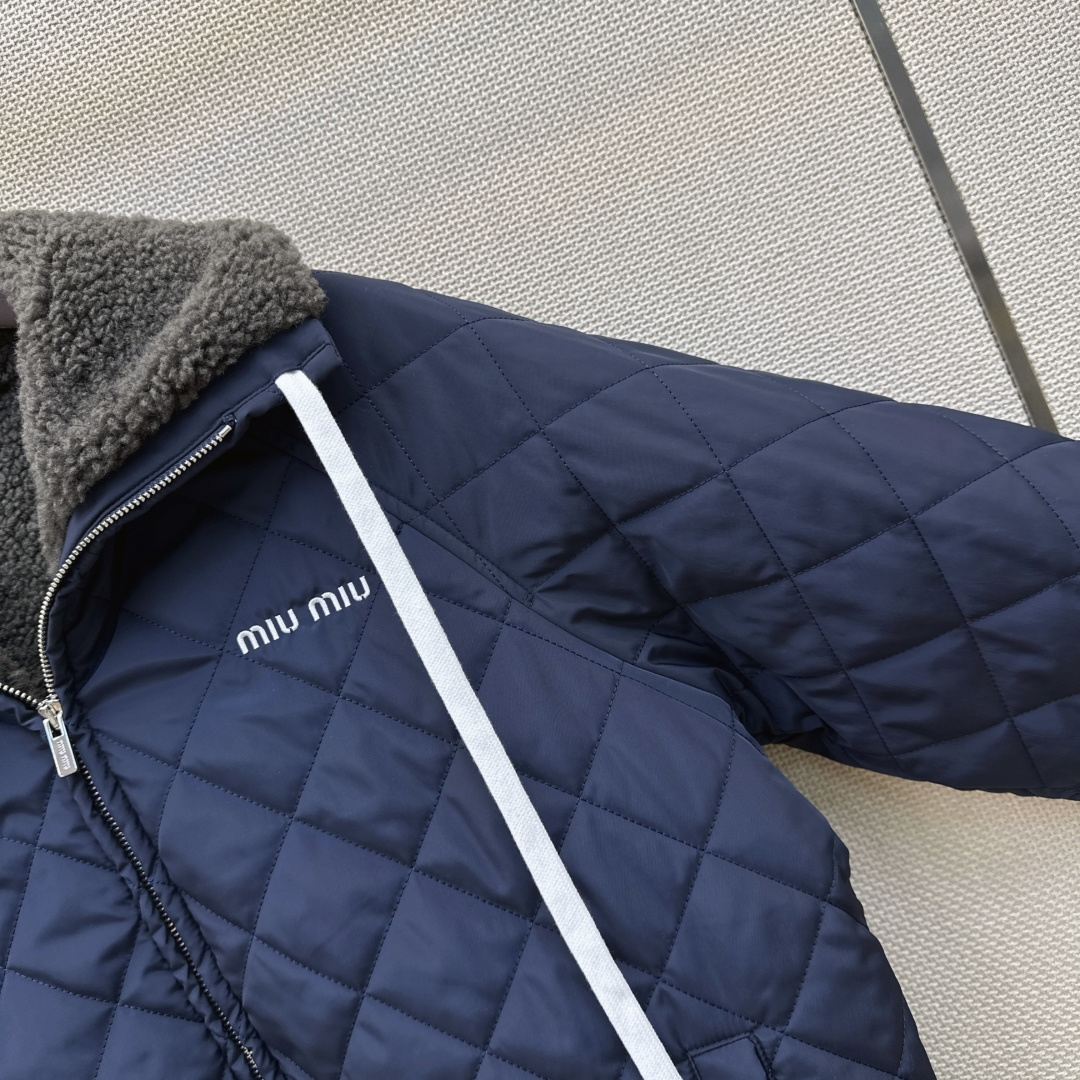 Miu 26Ss————秋冬最新款菱格绗缝宽松棉服外套 🩶宽松廓形版型慵懒松弛感十足 棉填充搭配环保羊羔毛内里 保暖加分
