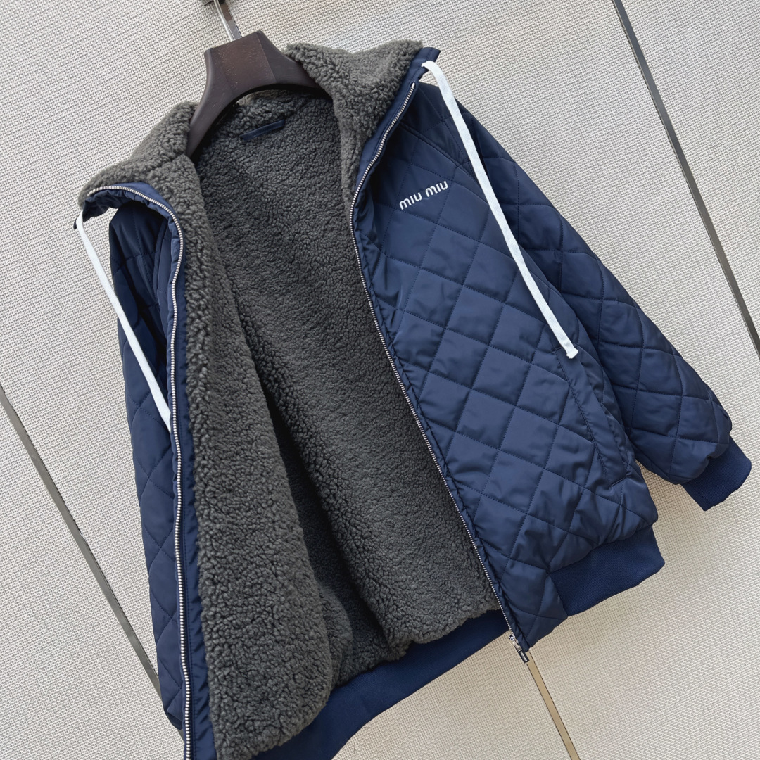 Miu 26Ss————秋冬最新款菱格绗缝宽松棉服外套 🩶宽松廓形版型慵懒松弛感十足 棉填充搭配环保羊羔毛内里 保暖加分
