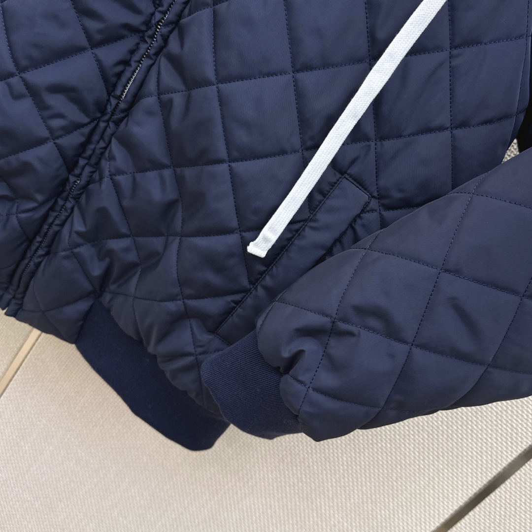 Miu 26Ss————秋冬最新款菱格绗缝宽松棉服外套 🩶宽松廓形版型慵懒松弛感十足 棉填充搭配环保羊羔毛内里 保暖加分