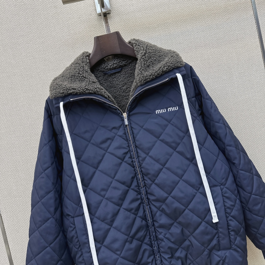 Miu 26Ss————秋冬最新款菱格绗缝宽松棉服外套 🩶宽松廓形版型慵懒松弛感十足 棉填充搭配环保羊羔毛内里 保暖加分