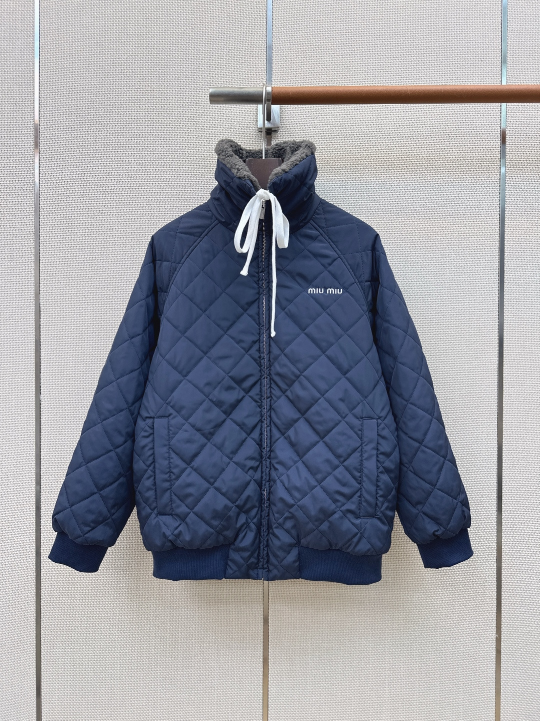 Miu 26Ss————秋冬最新款菱格绗缝宽松棉服外套 🩶宽松廓形版型慵懒松弛感十足 棉填充搭配环保羊羔毛内里 保暖加分 Miu 26Ss————秋冬最新款菱格绗缝宽松棉服外套 🩶宽松廓形版型慵懒松弛感十足 棉填充搭配环保羊羔毛内里 保暖加分