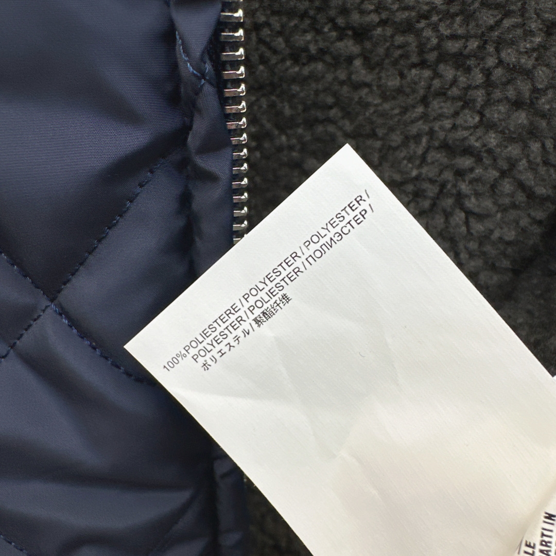 Miu 26Ss————秋冬最新款菱格绗缝宽松棉服外套 🩶宽松廓形版型慵懒松弛感十足 棉填充搭配环保羊羔毛内里 保暖加分