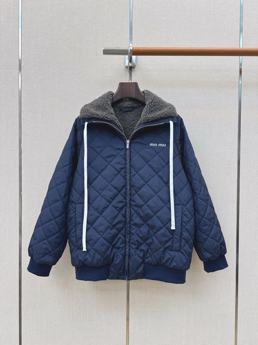 Miu 26Ss————秋冬最新款菱格绗缝宽松棉服外套 🩶宽松廓形版型慵懒松弛感十足 棉填充搭配环保羊羔毛内里 保暖加分