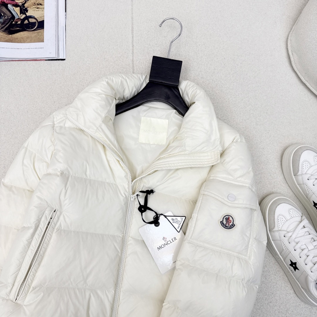 原单品质 MC 26Ss———秋冬新品官网新配色短款立领羽绒服外套 💗立体剪裁版型设计 时髦又帅气 国标90白鹅绒填充 原单品质 MC 26Ss———秋冬新品官网新配色短款立领羽绒服外套 💗立体剪裁版型设计 时髦又帅气 国标90白鹅绒填充