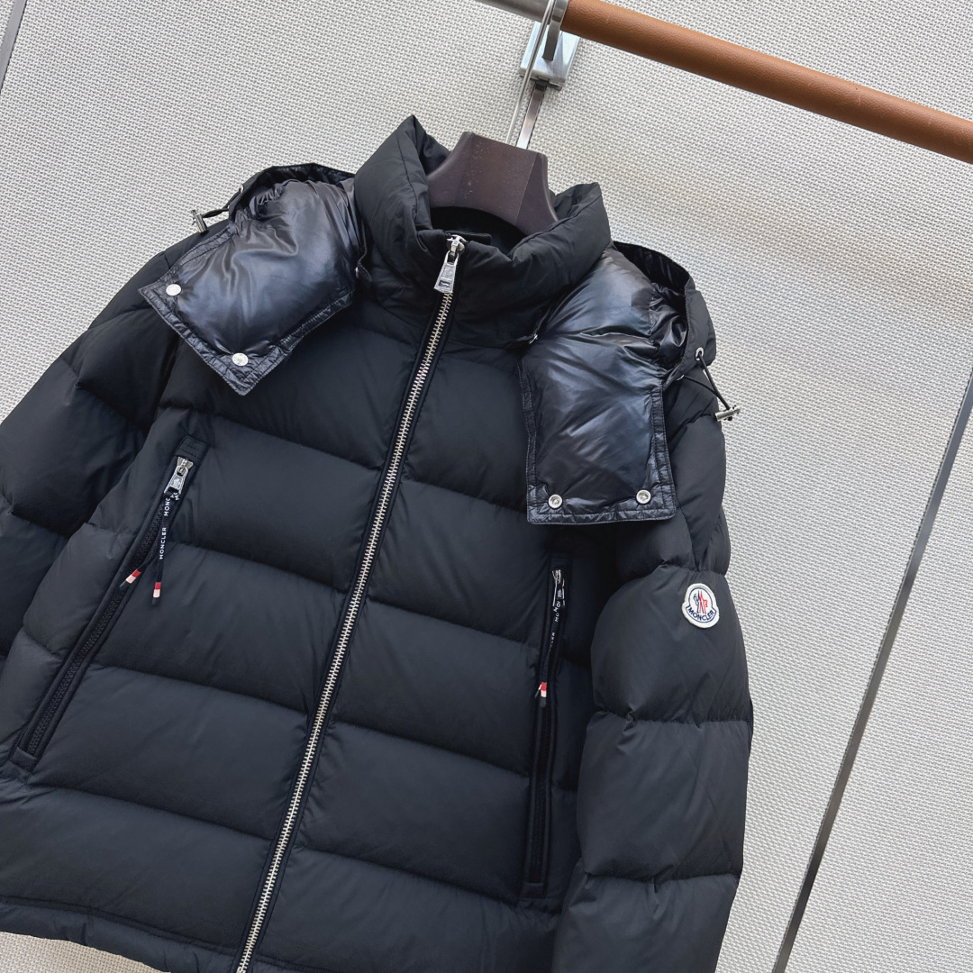 Mc 26Ss———秋冬新品官网新配色短款连帽羽绒外套🖤立体剪裁版型设计 时髦又帅气 国标90白鹅绒填充 进口记忆丝面料