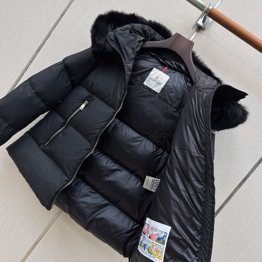 MC 26ss———秋冬新品经典娃娃版连帽毛领羽绒服 🤍原版定制超大貉子毛大毛领 记忆丝面料质感超赞 减龄少女风 A字版