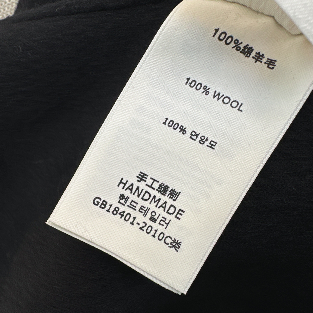 FD 26Ss————秋冬最新款狐狸毛领装饰双面羊毛昵长款大衣🖤H版型剪裁 时髦上身显瘦又高挑 进口羊毛昵面料质感超赞 