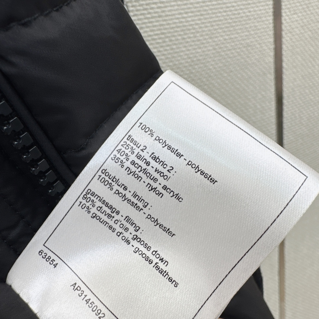 C家 26Ss———秋冬最新款羊毛袖子拼接抽绳羽绒外套🖤定制进口尼龙面料+羊毛纱线 内胆白鹅绒填充 整件轻盈保暖 采用绗