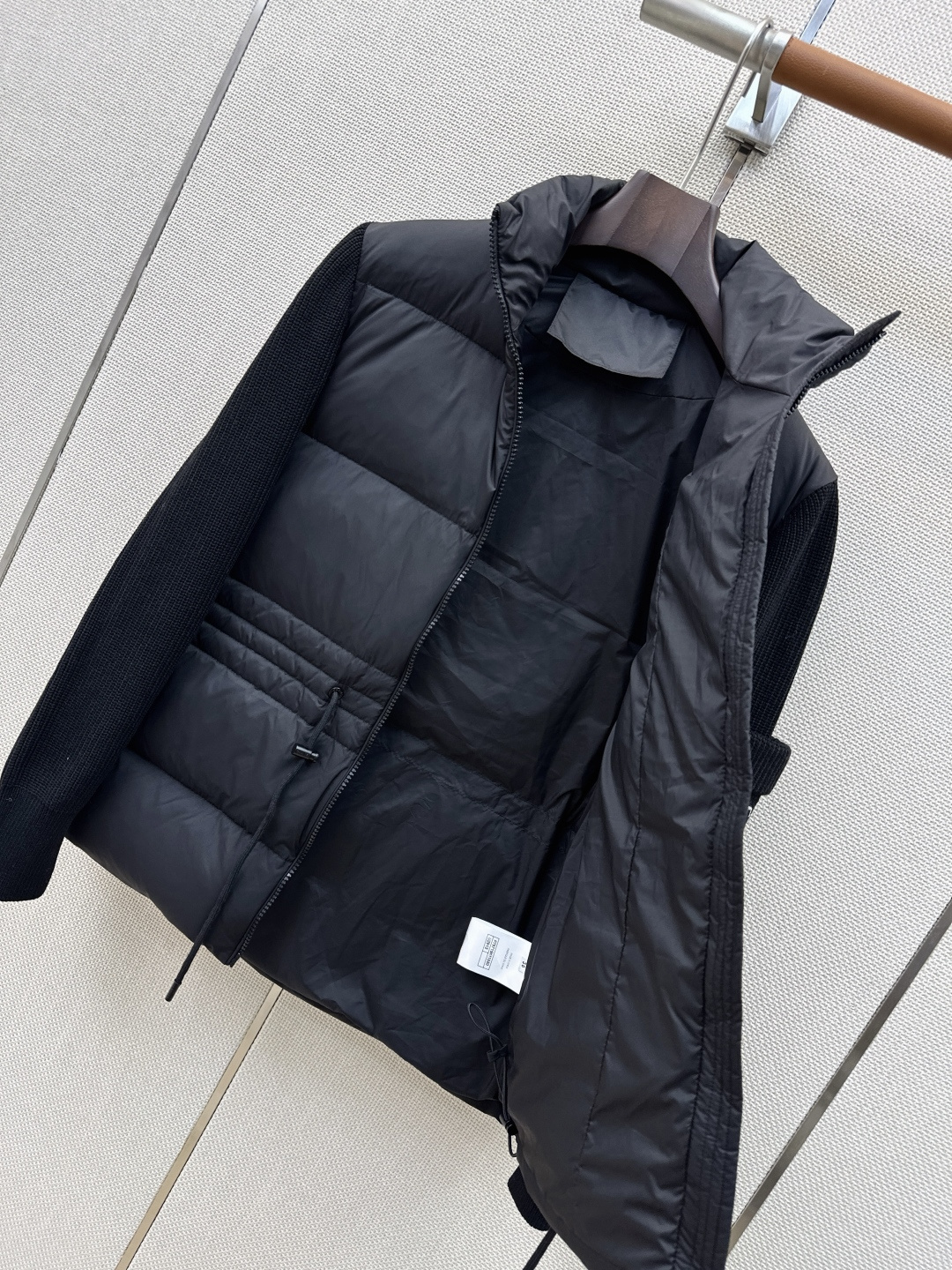 C家 26Ss———秋冬最新款羊毛袖子拼接抽绳羽绒外套🖤定制进口尼龙面料+羊毛纱线 内胆白鹅绒填充 整件轻盈保暖 采用绗
