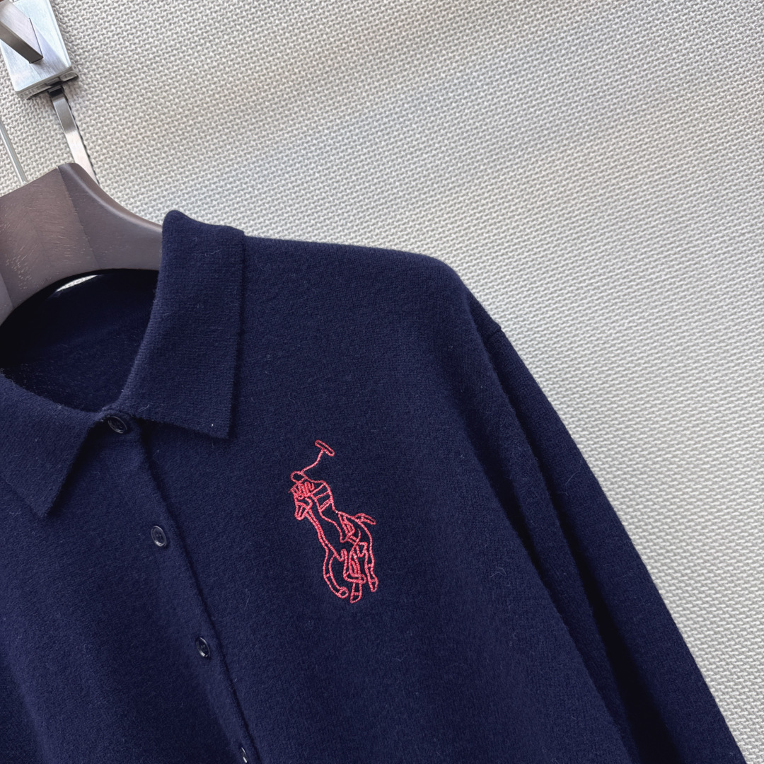 RL 26Ss————秋冬最新款小马刺绣图案翻领针织衫🩶定制羊毛针织纱线材质织造 舒适软糯 穿搭洋气 翻领针织长袖 营造 RL 26Ss————秋冬最新款小马刺绣图案翻领针织衫🩶定制羊毛针织纱线材质织造 舒适软糯 穿搭洋气 翻领针织长袖 营造