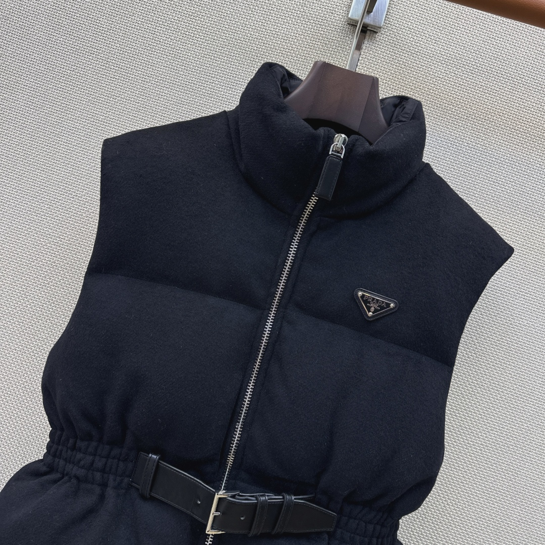 爆单款 PD 26Ss————秋冬最新款立领皮带束腰毛呢羽绒马甲外套🩶不挑个子的中长款立体剪裁 搭扣松紧收腰版型 上身时