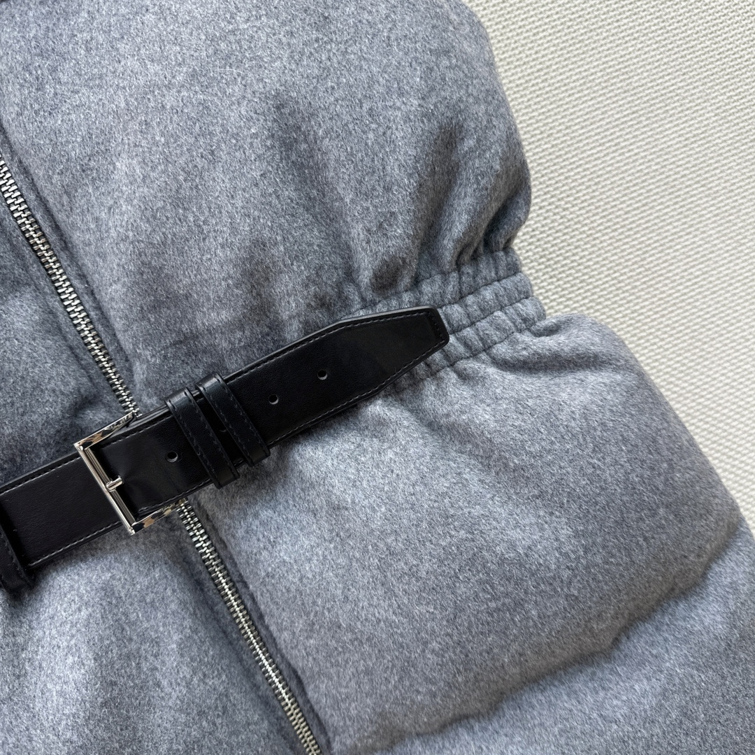 爆单款 PD 26Ss————秋冬最新款立领皮带束腰毛呢羽绒马甲外套🩶不挑个子的中长款立体剪裁 搭扣松紧收腰版型 上身时