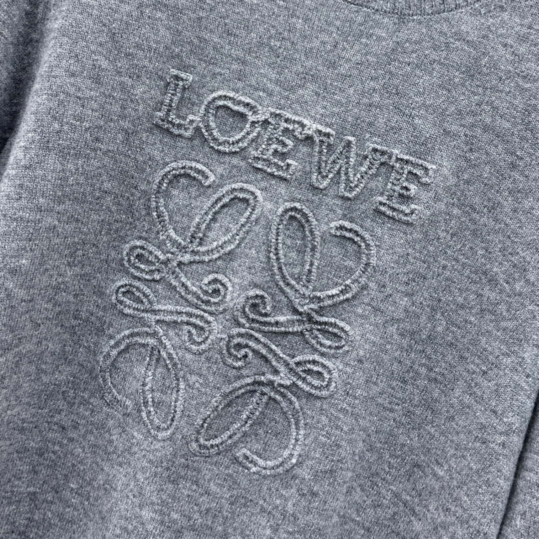 独家首发 Loe 26Ss———早秋最新款logo刺绣装饰套头针织衫🤍百分百羊毛质地质感软糯满满的精致感 织面质感柔软又