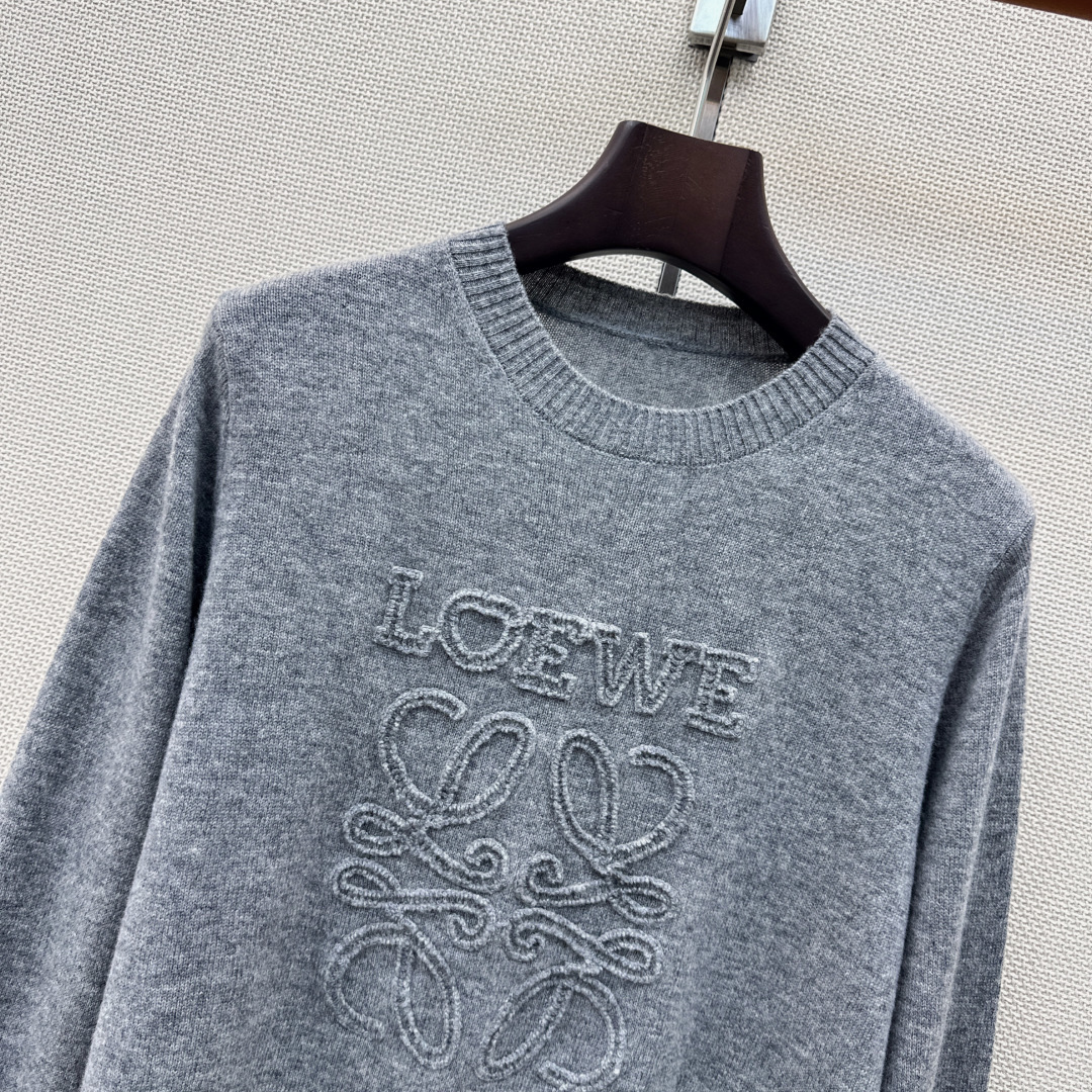 独家首发 Loe 26Ss———早秋最新款logo刺绣装饰套头针织衫🤍百分百羊毛质地质感软糯满满的精致感 织面质感柔软又