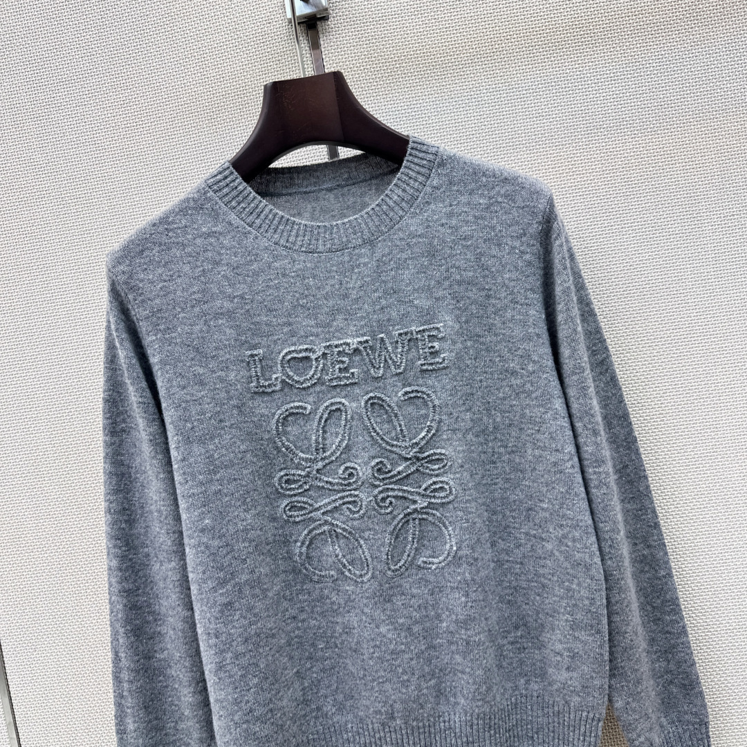 独家首发 Loe 26Ss———早秋最新款logo刺绣装饰套头针织衫🤍百分百羊毛质地质感软糯满满的精致感 织面质感柔软又