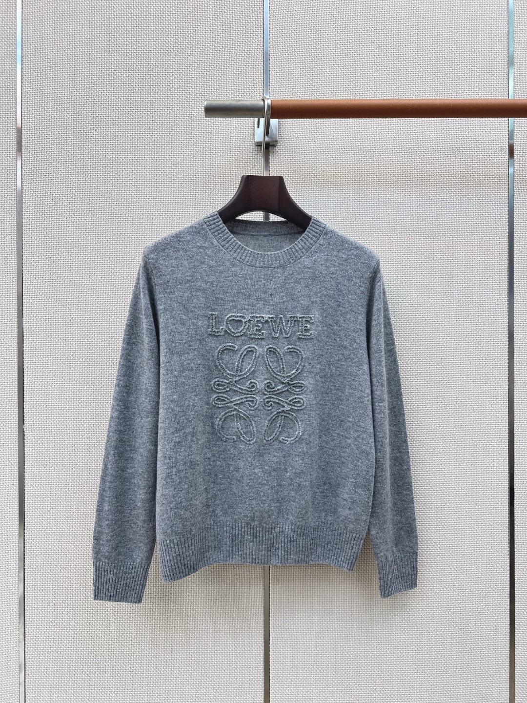 独家首发 Loe 26Ss———早秋最新款logo刺绣装饰套头针织衫🤍百分百羊毛质地质感软糯满满的精致感 织面质感柔软又