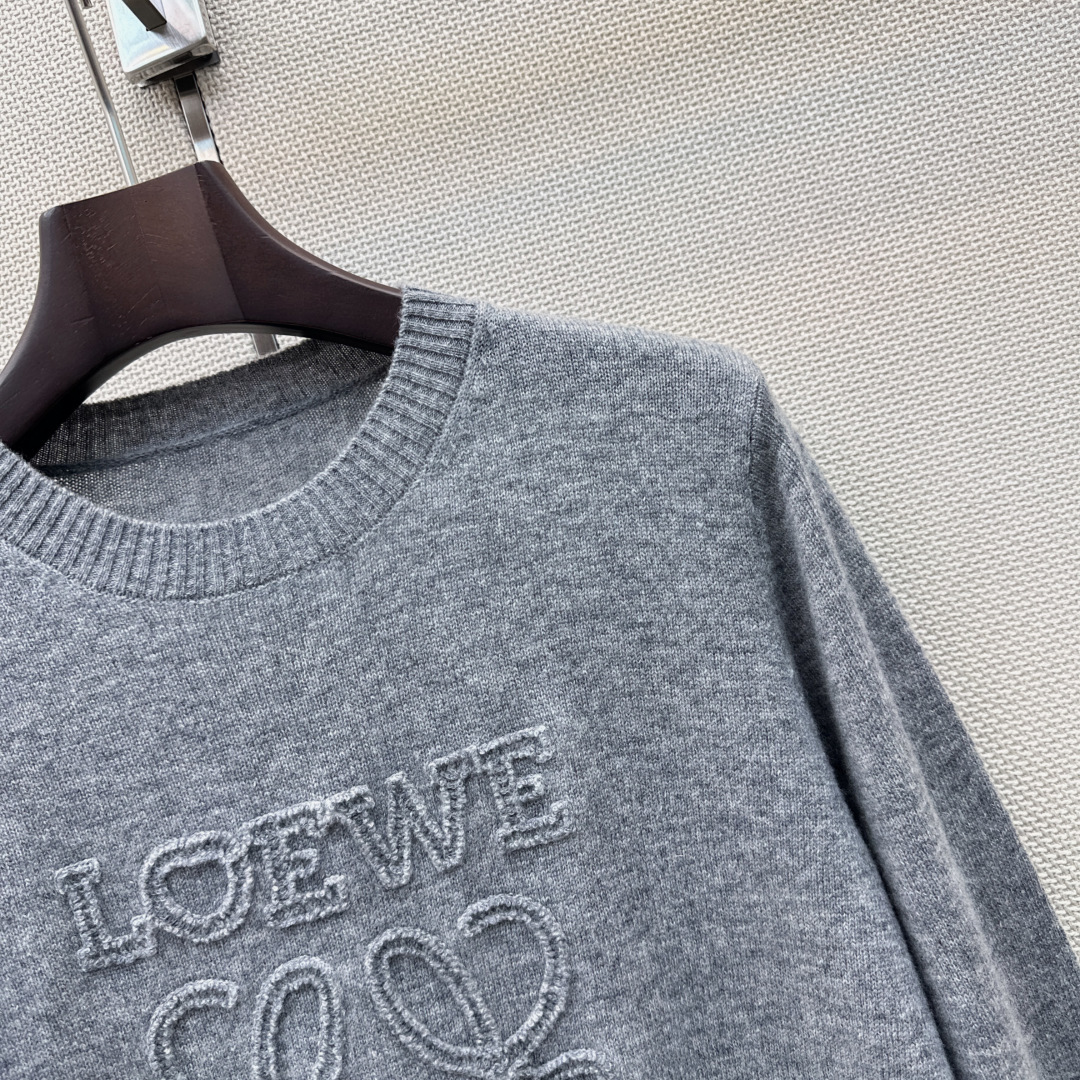 独家首发 Loe 26Ss———早秋最新款logo刺绣装饰套头针织衫🤍百分百羊毛质地质感软糯满满的精致感 织面质感柔软又