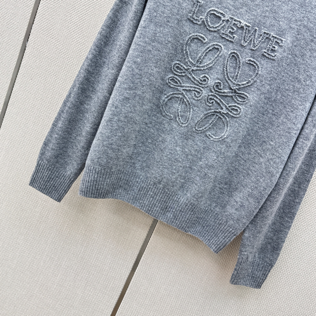 独家首发 Loe 26Ss———早秋最新款logo刺绣装饰套头针织衫🤍百分百羊毛质地质感软糯满满的精致感 织面质感柔软又