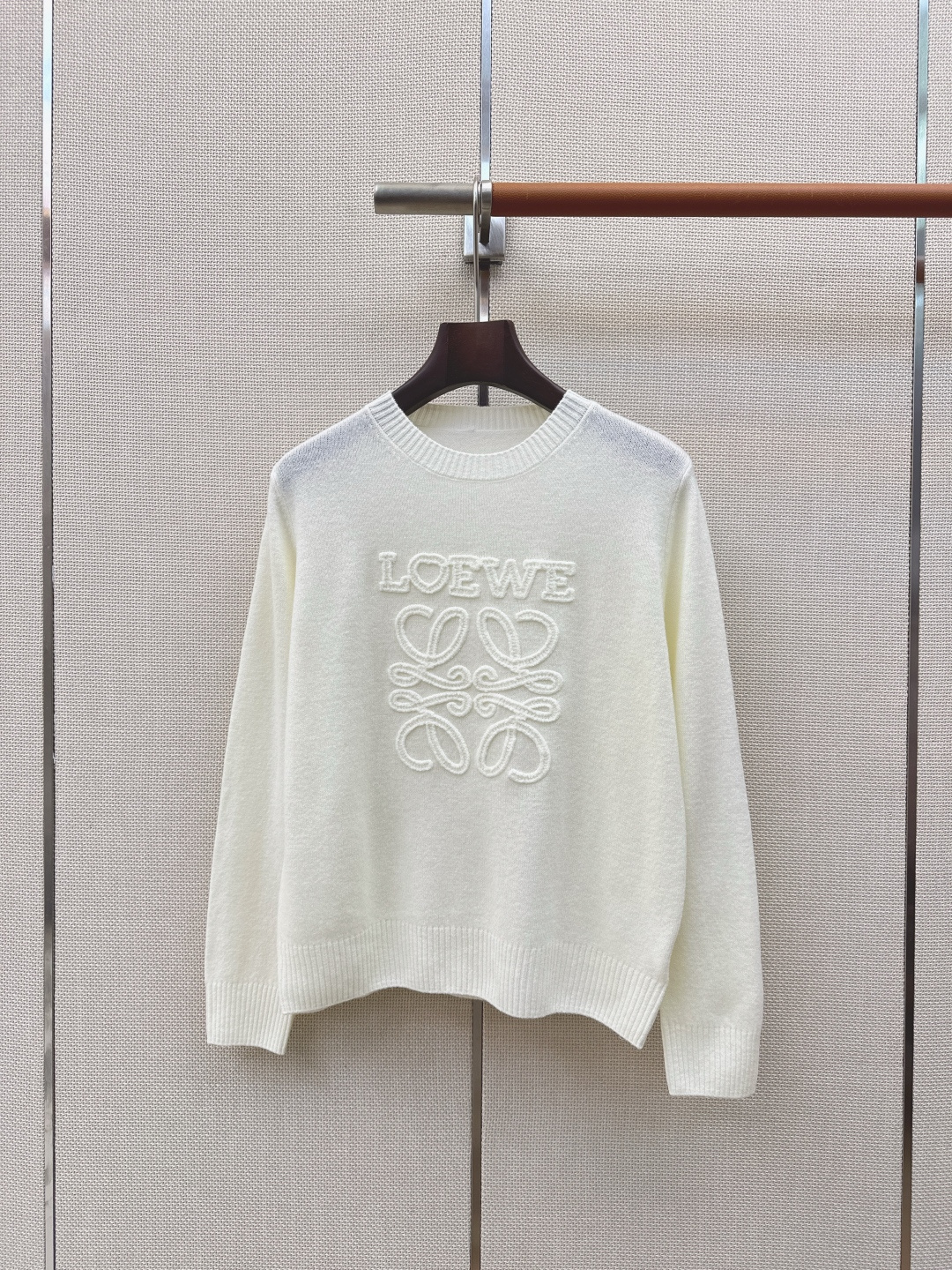 独家首发 Loe 26Ss———早秋最新款logo刺绣装饰套头针织衫🤍百分百羊毛质地质感软糯满满的精致感 织面质感柔软又