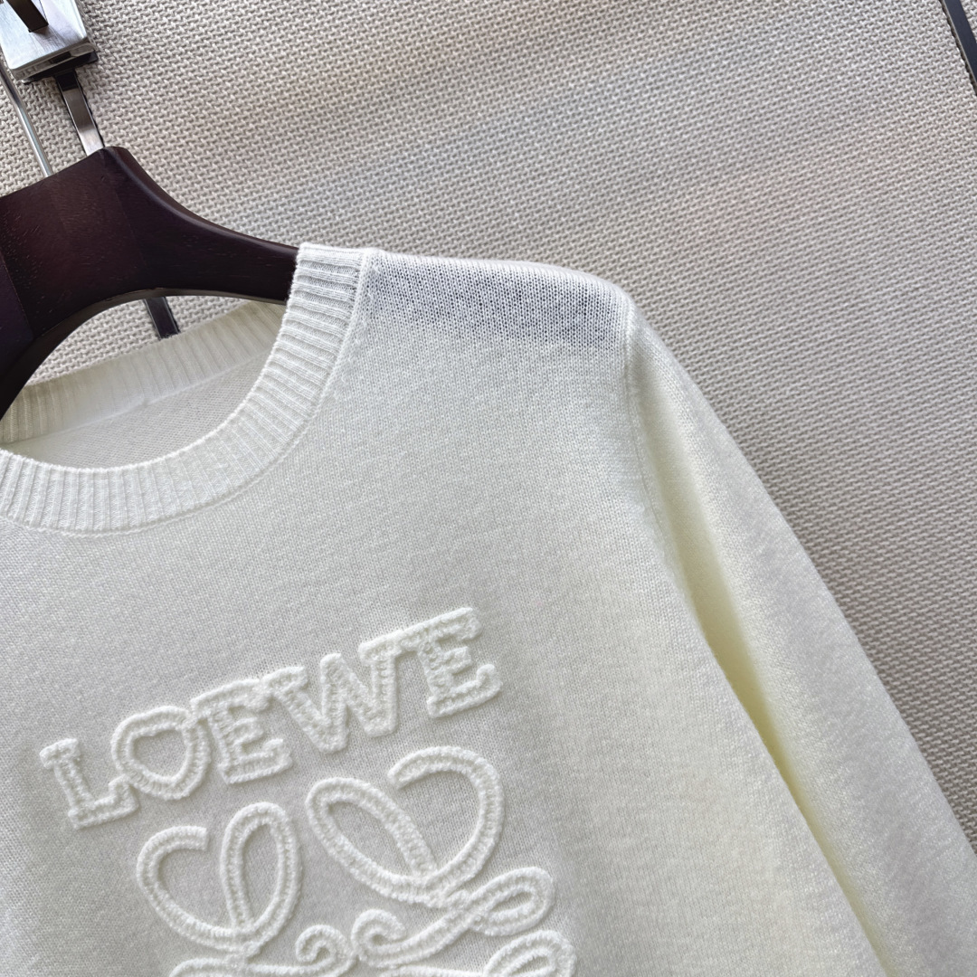 独家首发 Loe 26Ss———早秋最新款logo刺绣装饰套头针织衫🤍百分百羊毛质地质感软糯满满的精致感 织面质感柔软又