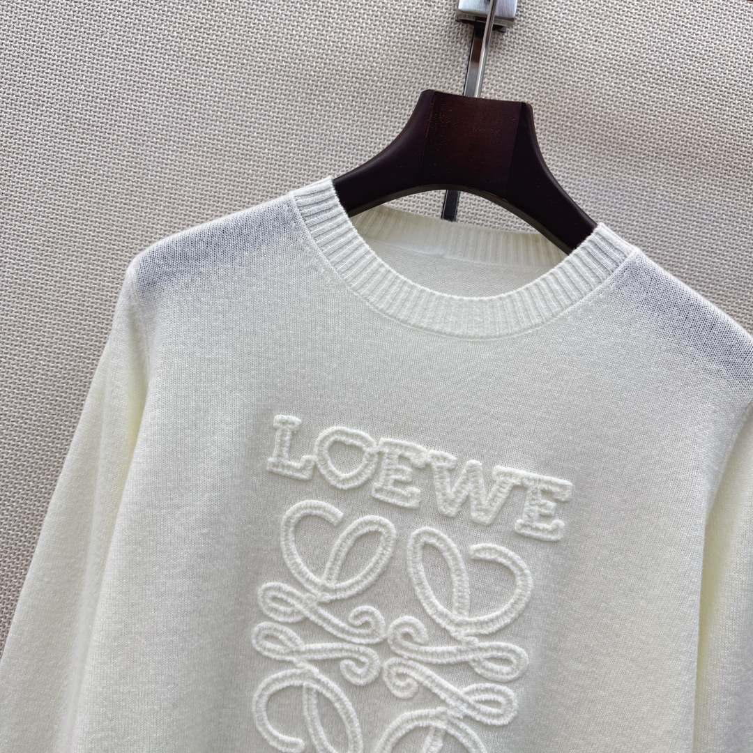 独家首发 Loe 26Ss———早秋最新款logo刺绣装饰套头针织衫🤍百分百羊毛质地质感软糯满满的精致感 织面质感柔软又