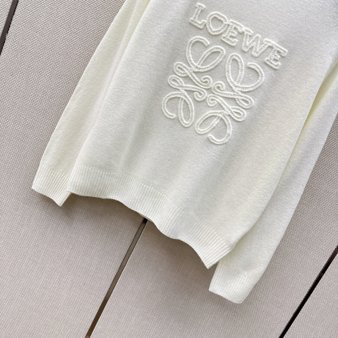 独家首发 Loe 26Ss———早秋最新款logo刺绣装饰套头针织衫🤍百分百羊毛质地质感软糯满满的精致感 织面质感柔软又