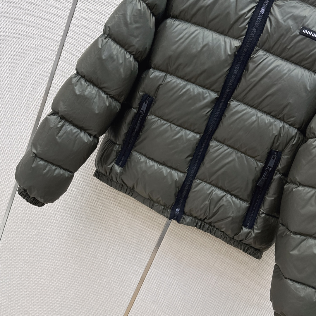 Miu 26Ss———秋冬最新款连帽面包服羽绒外套🩶定制开发五金配件所有细节处理全面到位 微宽松连帽版型剪裁上身效果超赞 Miu 26Ss———秋冬最新款连帽面包服羽绒外套🩶定制开发五金配件所有细节处理全面到位 微宽松连帽版型剪裁上身效果超赞