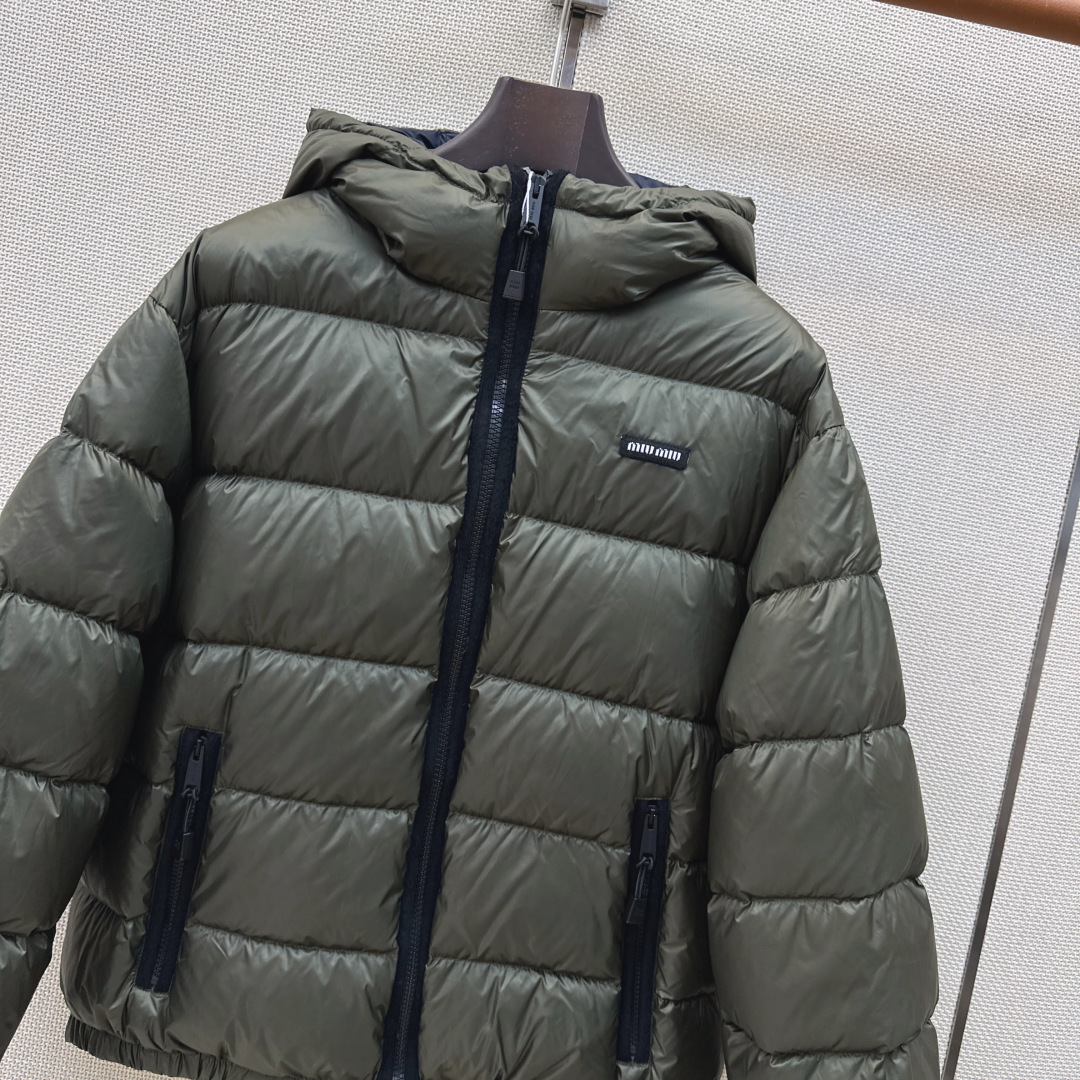 Miu 26Ss———秋冬最新款连帽面包服羽绒外套🩶定制开发五金配件所有细节处理全面到位 微宽松连帽版型剪裁上身效果超赞 Miu 26Ss———秋冬最新款连帽面包服羽绒外套🩶定制开发五金配件所有细节处理全面到位 微宽松连帽版型剪裁上身效果超赞