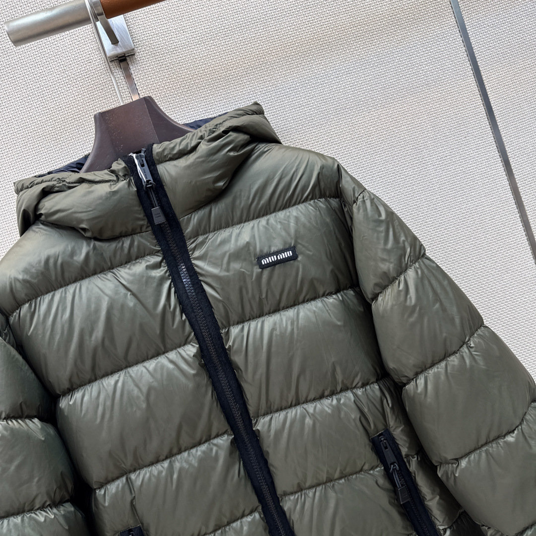Miu 26Ss———秋冬最新款连帽面包服羽绒外套🩶定制开发五金配件所有细节处理全面到位 微宽松连帽版型剪裁上身效果超赞 Miu 26Ss———秋冬最新款连帽面包服羽绒外套🩶定制开发五金配件所有细节处理全面到位 微宽松连帽版型剪裁上身效果超赞