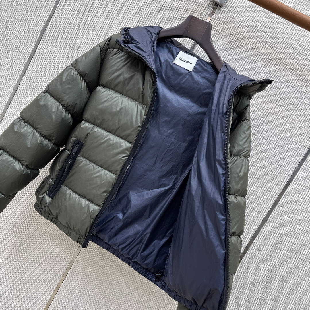 Miu 26Ss———秋冬最新款连帽面包服羽绒外套🩶定制开发五金配件所有细节处理全面到位 微宽松连帽版型剪裁上身效果超赞 Miu 26Ss———秋冬最新款连帽面包服羽绒外套🩶定制开发五金配件所有细节处理全面到位 微宽松连帽版型剪裁上身效果超赞