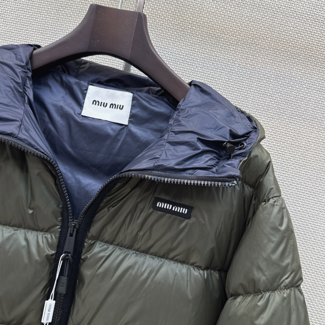 Miu 26Ss———秋冬最新款连帽面包服羽绒外套🩶定制开发五金配件所有细节处理全面到位 微宽松连帽版型剪裁上身效果超赞 Miu 26Ss———秋冬最新款连帽面包服羽绒外套🩶定制开发五金配件所有细节处理全面到位 微宽松连帽版型剪裁上身效果超赞