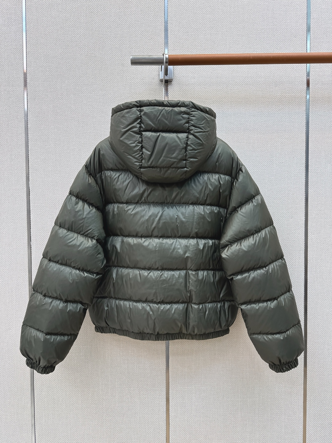 Miu 26Ss———秋冬最新款连帽面包服羽绒外套🩶定制开发五金配件所有细节处理全面到位 微宽松连帽版型剪裁上身效果超赞 Miu 26Ss———秋冬最新款连帽面包服羽绒外套🩶定制开发五金配件所有细节处理全面到位 微宽松连帽版型剪裁上身效果超赞