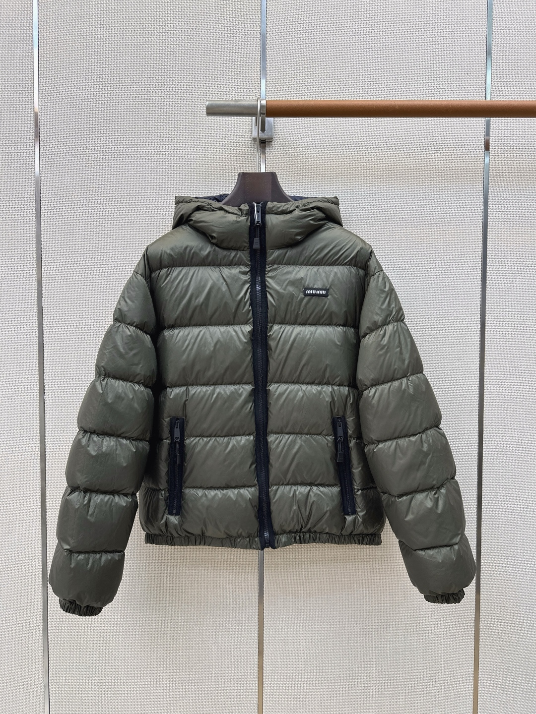 Miu 26Ss———秋冬最新款连帽面包服羽绒外套🩶定制开发五金配件所有细节处理全面到位 微宽松连帽版型剪裁上身效果超赞
