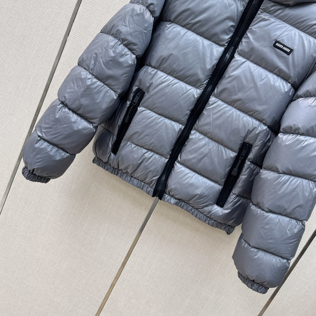 Miu 26Ss———秋冬最新款连帽面包服羽绒外套🩶定制开发五金配件所有细节处理全面到位 微宽松连帽版型剪裁上身效果超赞 Miu 26Ss———秋冬最新款连帽面包服羽绒外套🩶定制开发五金配件所有细节处理全面到位 微宽松连帽版型剪裁上身效果超赞