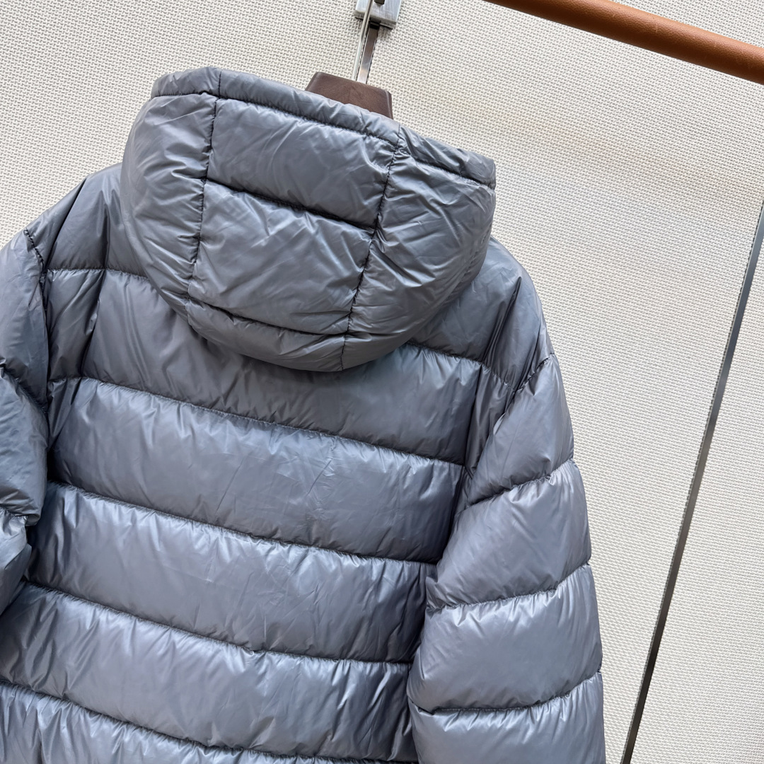 Miu 26Ss———秋冬最新款连帽面包服羽绒外套🩶定制开发五金配件所有细节处理全面到位 微宽松连帽版型剪裁上身效果超赞 Miu 26Ss———秋冬最新款连帽面包服羽绒外套🩶定制开发五金配件所有细节处理全面到位 微宽松连帽版型剪裁上身效果超赞