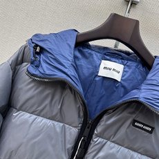 Miu 26Ss———秋冬最新款连帽面包服羽绒外套🩶定制开发五金配件所有细节处理全面到位 微宽松连帽版型剪裁上身效果超赞 Miu 26Ss———秋冬最新款连帽面包服羽绒外套🩶定制开发五金配件所有细节处理全面到位 微宽松连帽版型剪裁上身效果超赞