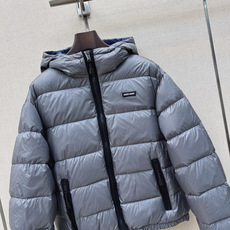 Miu 26Ss———秋冬最新款连帽面包服羽绒外套🩶定制开发五金配件所有细节处理全面到位 微宽松连帽版型剪裁上身效果超赞 Miu 26Ss———秋冬最新款连帽面包服羽绒外套🩶定制开发五金配件所有细节处理全面到位 微宽松连帽版型剪裁上身效果超赞