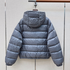 Miu 26Ss———秋冬最新款连帽面包服羽绒外套🩶定制开发五金配件所有细节处理全面到位 微宽松连帽版型剪裁上身效果超赞 Miu 26Ss———秋冬最新款连帽面包服羽绒外套🩶定制开发五金配件所有细节处理全面到位 微宽松连帽版型剪裁上身效果超赞